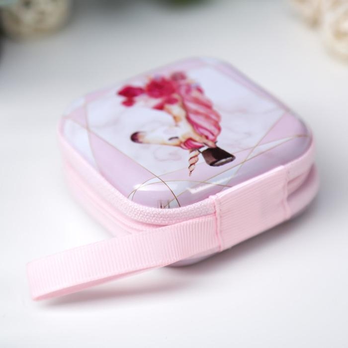 Шкатулка металл на молнии с петелькой Шкатулка металл на молнии с петелькой "Единорог в цилиндре и цветы" 6,5х6,5х3 см