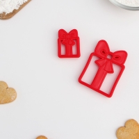 Форма для печенья &laquo;Подарок&raquo;, вырубка, штамп, 8.5&times;6.5 см, 5.1&times;3.9 см, цвет красный