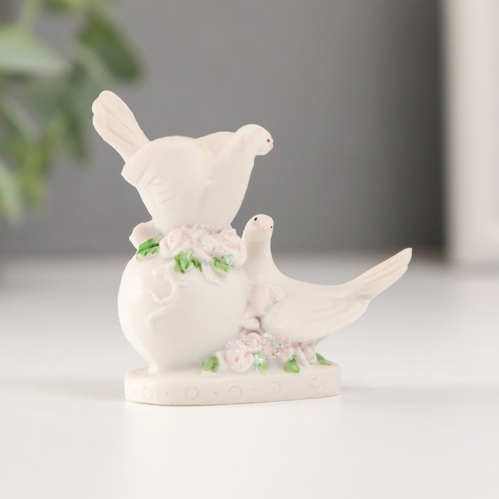 Сувенир полистоун Сувенир полистоун "Два голубя на шаре с цветами" 6,4 см