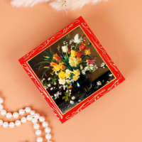 Шкатулка &laquo;Цветы в вазе&raquo;, красная, 10х10 см, лаковая миниатюра