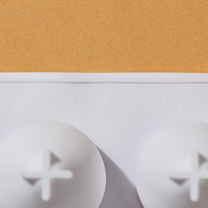 Форма для муссовых десертов и выпечки KONFINETTA &laquo;Клубника&raquo;, силикон, 29&times;17&times;4 см, 15 ячеек, цвет белый