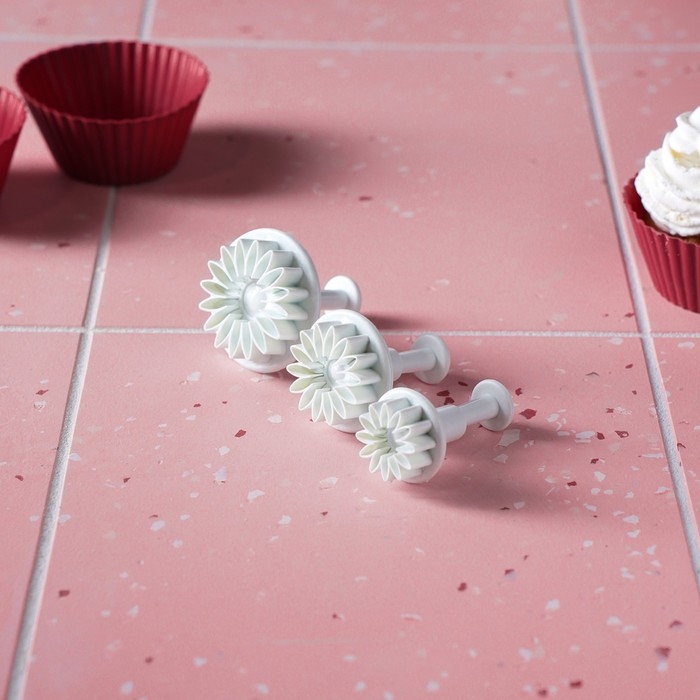 Набор плунжеров кондитерских Доляна «Герберы», 3 шт, размеры цветков: 4,3 см, 4,8 см, 5,5 см Набор плунжеров кондитерских Доляна «Герберы», 3 шт, размеры цветков: 4,3 см, 4,8 см, 5,5 см