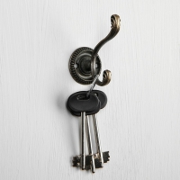 Крючок мебельный ТУНДРА TKD013, двухрожковый, бронза Крючок мебельный ТУНДРА TKD013, двухрожковый, бронза