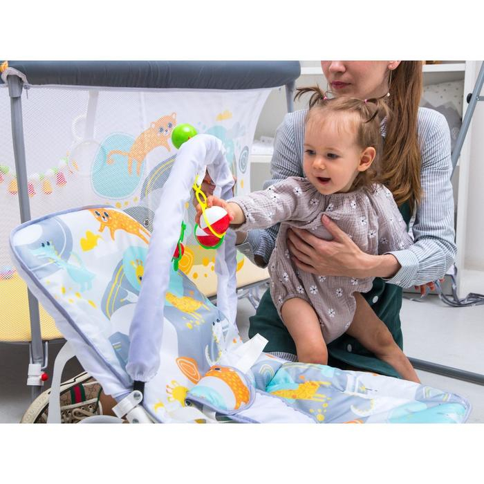 Шезлонг - качалка для новорождённых &laquo;Веселые зверята&raquo;, игровая дуга, игрушки МИКС