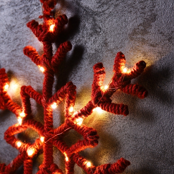 Светодиодная фигура «Снежинка красная» 39 см, 30 LED, батарейки AAx2 (не в комплекте), свечение теплое белое Светодиодная фигура «Снежинка красная» 39 см, 30 LED, батарейки AAx2 (не в комплекте), свечение теплое белое
