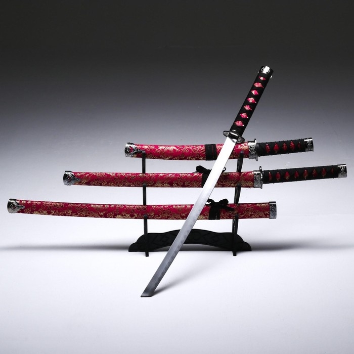 Сув. изделие катаны 3в1 на подставке, ножны ткань, драконы золото на бордо 47/70/89см Сув. изделие катаны 3в1 на подставке, ножны ткань, драконы золото на бордо 47/70/89см