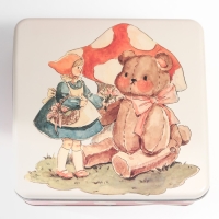 Шкатулка металл квадрат "Малышка и игрушечный медведь" 5,8х17х17 см Шкатулка металл квадрат "Малышка и игрушечный медведь" 5,8х17х17 см