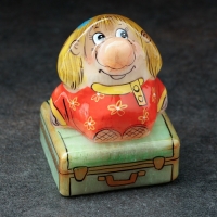 Сувенир "Домовой на сундуке", 4х5х7 см, селенит