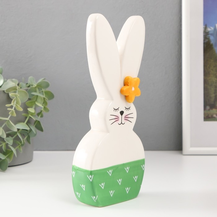 Сувенир керамика Сувенир керамика "Зайка спящий, с ромашкой на ухе" бело-зелёный 10,4х4,3х23,7 см