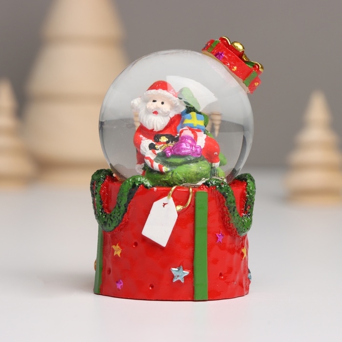 Сувенир полистоун водяной шар свет Сувенир полистоун водяной шар свет "Дед Мороз. Подарок" МИКС 4,5х4,5х7,5 см