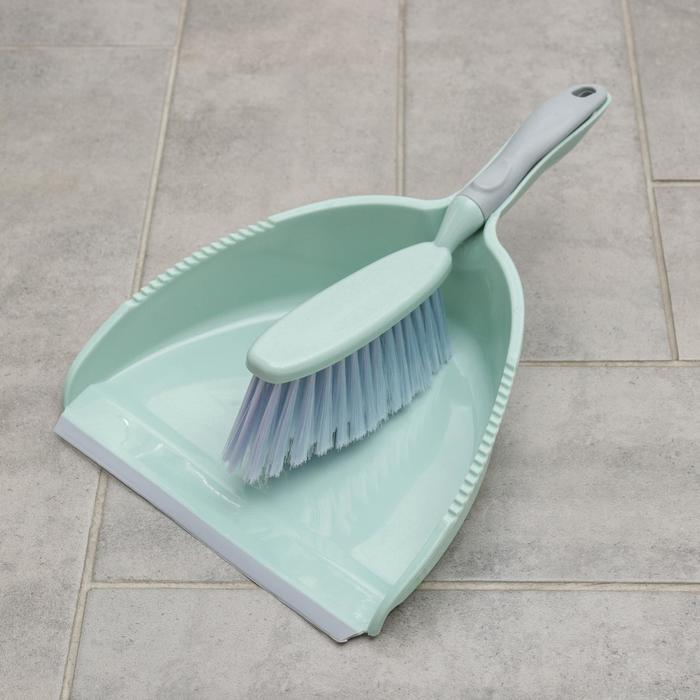 Щётки для уборки, набор из 5 предметов: совок, 3 щётки, водосгон, цвет МИКС Щётки для уборки, набор из 5 предметов: совок, 3 щётки, водосгон, цвет МИКС