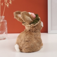 Декор "Кролик в соломенной шляпке с цветами" 16х18х22 см Декор "Кролик в соломенной шляпке с цветами" 16х18х22 см