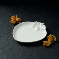 Блюдо фарфоровое с соусником Magistro «Клубника Бланш», d=25 см, цвет белый Блюдо фарфоровое с соусником Magistro «Клубника Бланш», d=25 см, цвет белый