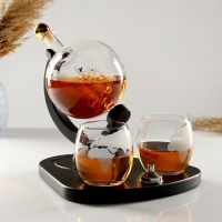 Мини-Бар Путешествия, на подставке, штоф - 930 мл, бокалы - 330 мл, 23,5 х 25,5 х 23 см Мини-Бар Путешествия, на подставке, штоф - 930 мл, бокалы - 330 мл, 23,5 х 25,5 х 23 см