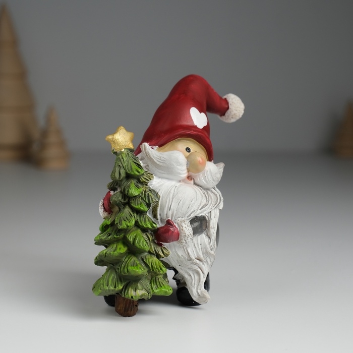 Сувенир полистоун "Дед Мороз в красном колпаке с сердцем, с зелёной ёлочкой" 6,5х4х9 см