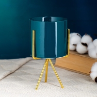 Кашпо "Цилиндр" зеленое, на золотой подставке, 15х8х8см Кашпо "Цилиндр" зеленое, на золотой подставке, 15х8х8см