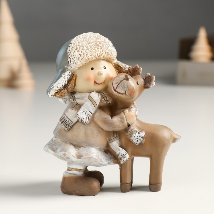 Сувенир полистоун "Малышка/Малыш в шапке-ушанке, с лосиком" беж МИКС 4х8х10,5 см