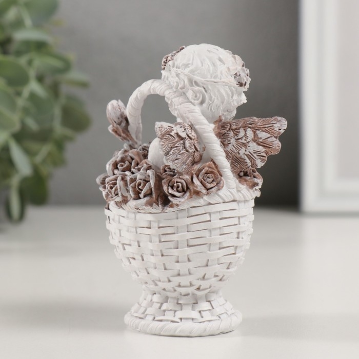 Сувенир полистоун "Ангелочек в корзине роз" кофейный венок 7х6х10 см