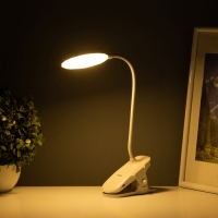 Светильник на прищепке с подставкой под телефон "Грань" 5Вт LED USB 2700-6500К белый Светильник на прищепке с подставкой под телефон "Грань" 5Вт LED USB 2700-6500К белый