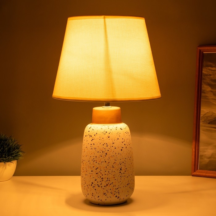 Лампа настольная "Кианг" 1х40Вт Е14 белый/золото 22х22х38см