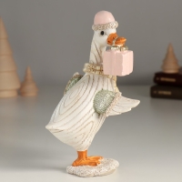 Сувенир полистоун "Гусь в шарфике и шапке с подарком" 10х9,5х16 см