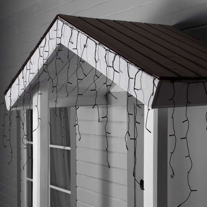 Гирлянда «Бахрома» 3 × 0.6 м, IP44, УМС, тёмная нить, 100 LED, свечение тёплое белое, мерцание, 24 В Гирлянда «Бахрома» 3 × 0.6 м, IP44, УМС, тёмная нить, 100 LED, свечение тёплое белое, мерцание, 24 В