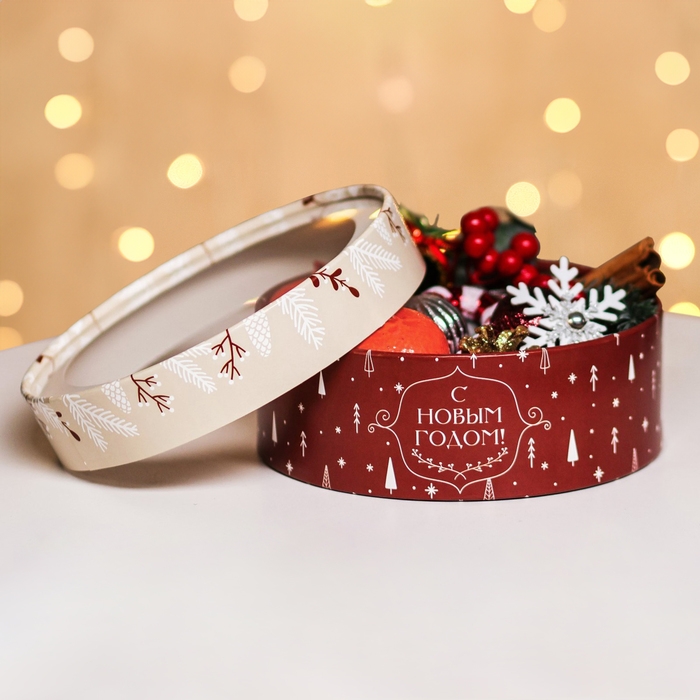 Новый год. Коробка подарочная новогодняя для макарун тубус с окном "Хоровод ёлочек" 18 х 18 х 6 см.