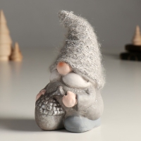 Сувенир керамика "Гномик с жёлудем, в сером" 9,5х8,3х15 см