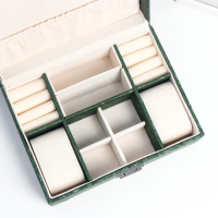 Шкатулка кожзам под часы 2 отделения и бижутерию "Под бархат" тёмно-зелёная 8х15,5х20,5 см Шкатулка кожзам под часы 2 отделения и бижутерию "Под бархат" тёмно-зелёная 8х15,5х20,5 см