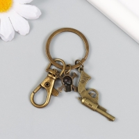 Брелок металл с карабином "Револьвер и череп" бронза 7,5 см Брелок металл с карабином "Револьвер и череп" бронза 7,5 см