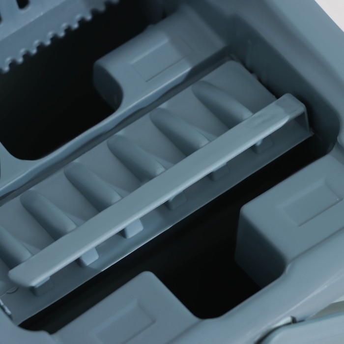 Швабра с отжимом и ведро Доляна: швабра плоская, ведро с двумя отсеками, 8 л, дополнительная насадка