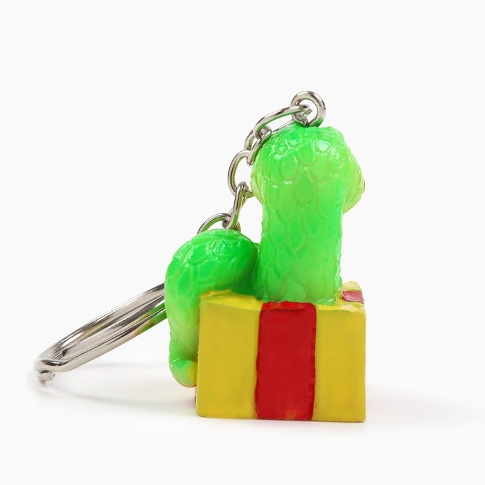 Новогодний брелок для ключей, объемный &laquo;Новый год: Змея в подарке&raquo; 2,7 х 8,5 см