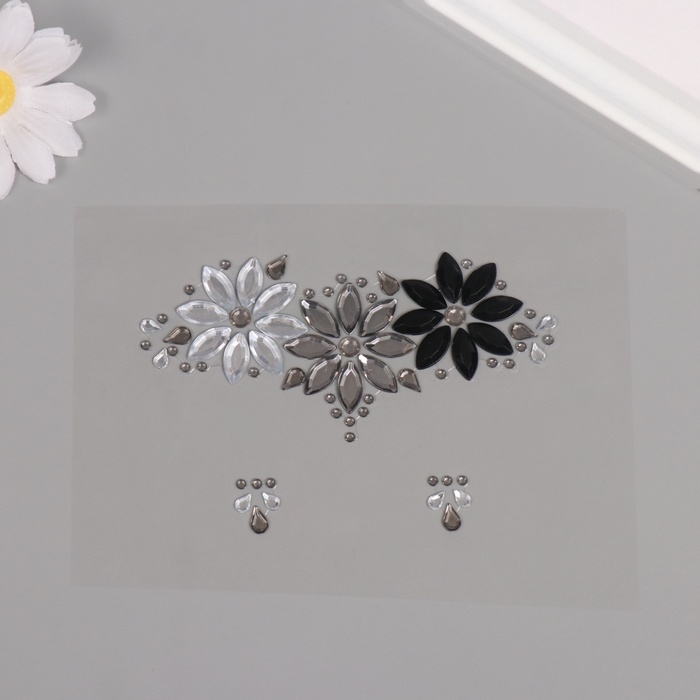 Наклейка пластик стразы на лицо "Три цветка" серые оттенки 14,5х16 см