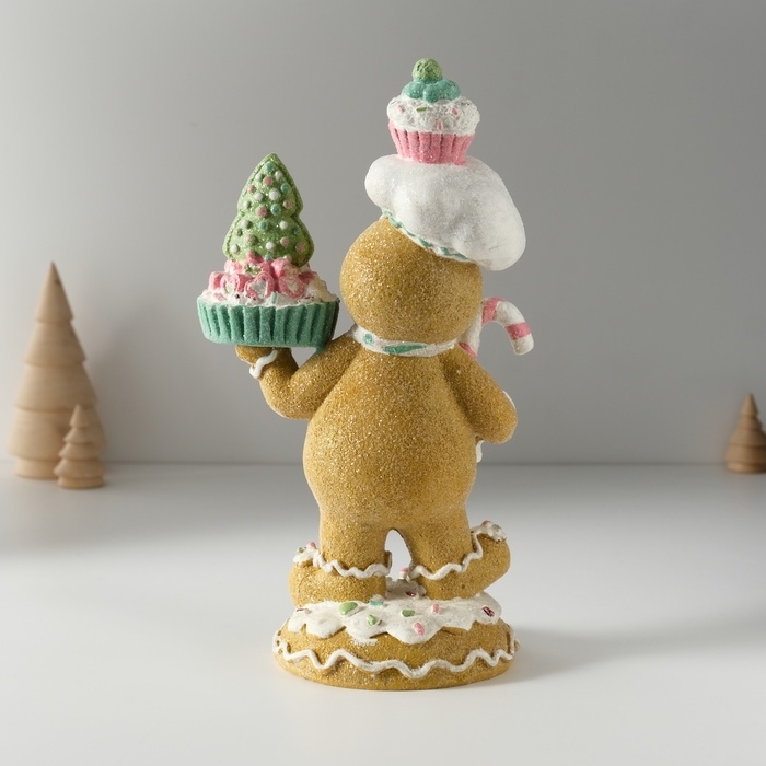 Сувенир полистоун "Пряничка кондитер со сладостями" 13х9х23,5 см