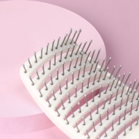 Расчёска массажная, с магнитом, прорезиненная ручка, вентилируемая, 7,5 &times; 25,5 см, цвет бежевый/белый