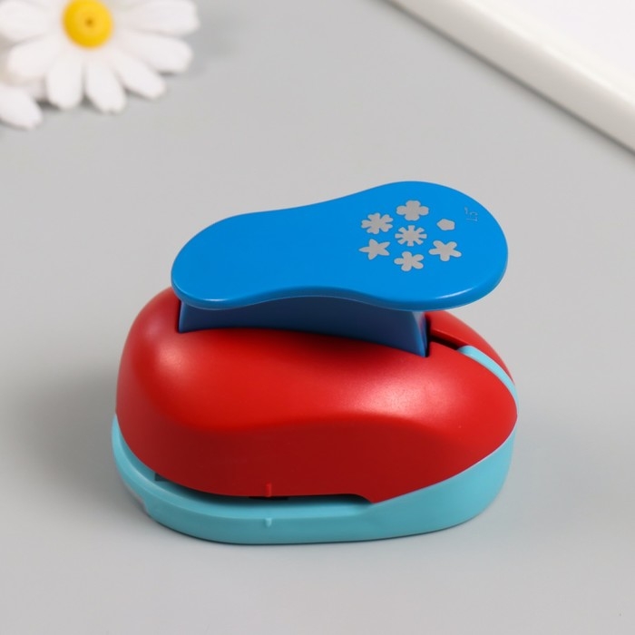 Дырокол фигурный рисунок 3,8х3,8 см Дырокол фигурный рисунок 3,8х3,8 см "Снегопад" 7х5,2х9,2 см, МИКС