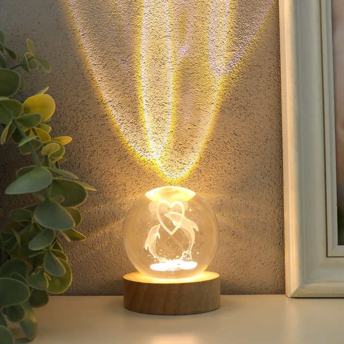 Сувенир стекло подсветка Сувенир стекло подсветка "Два дельфина" d=6 см подставка дерево, USB 6,5х6,5х7,5 см