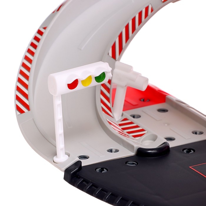 Парковка &laquo;Пожарная станция&raquo;, с металлическими машинкой и вертолётом