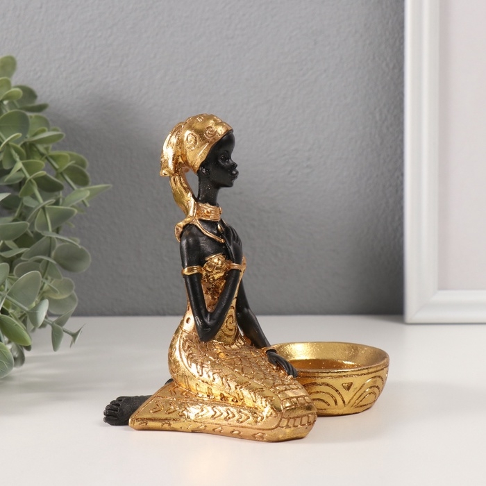 Сувенир полистоун подсвечник"Африканка Рудо в золотом платье у тазика"d=4 см 9,5х12,5х14 см