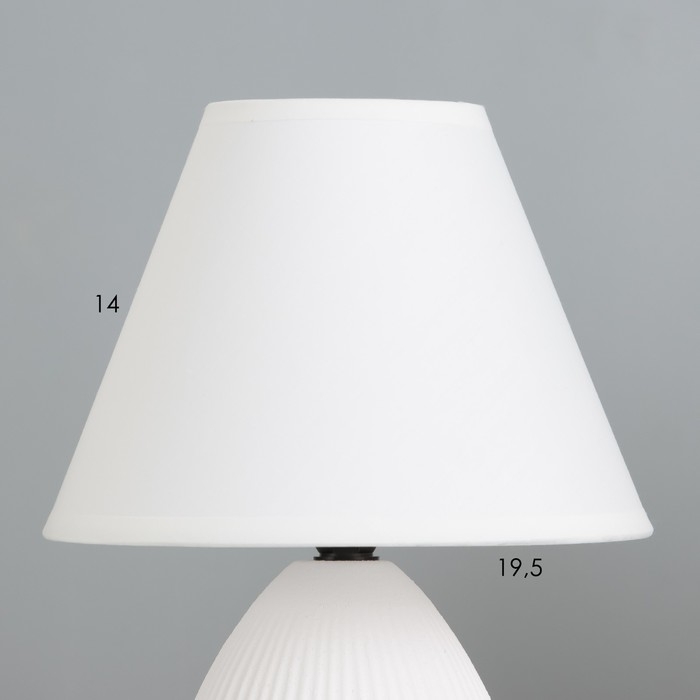 Настольная лампа "Даника" Е14 40Вт белый 20х20х28 см RISALUX