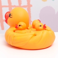 Набор игрушек для купания в ванне "Мама утка и три уточки" 4 шт, резиновые, 18 х 10 см Набор игрушек для купания в ванне "Мама утка и три уточки" 4 шт, резиновые, 18 х 10 см