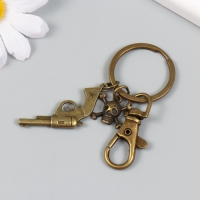 Брелок металл с карабином "Револьвер и череп" бронза 7,5 см Брелок металл с карабином "Револьвер и череп" бронза 7,5 см