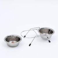 Набор из 2 рельефных мисок на подставке, 2 х 240 мл Набор из 2 рельефных мисок на подставке, 2 х 240 мл