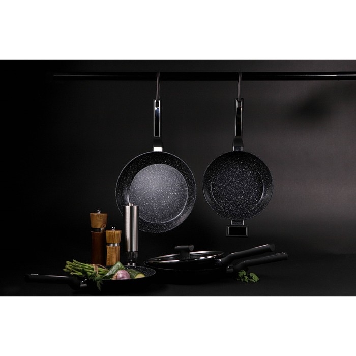 Сковорода Magistro Warrior, d=26 см, h=4,9 см, ручка soft-touch, антипригарное покрытие, индукция, цвет чёрный Сковорода Magistro Warrior, d=26 см, h=4,9 см, ручка soft-touch, антипригарное покрытие, индукция, цвет чёрный