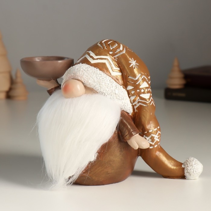 Подсвечник полистоун на 1 свечу Подсвечник полистоун на 1 свечу "Дед Мороз в золотом колпаке с узорами" 18х9,5х13 см
