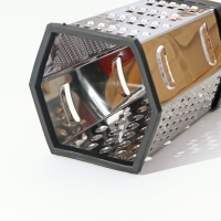 Тёрка шестигранная Доляна &laquo;Нео&raquo;, 12,5&times;10,5&times;20,5 см, прорезиненное дно, цвет чёрный, красный