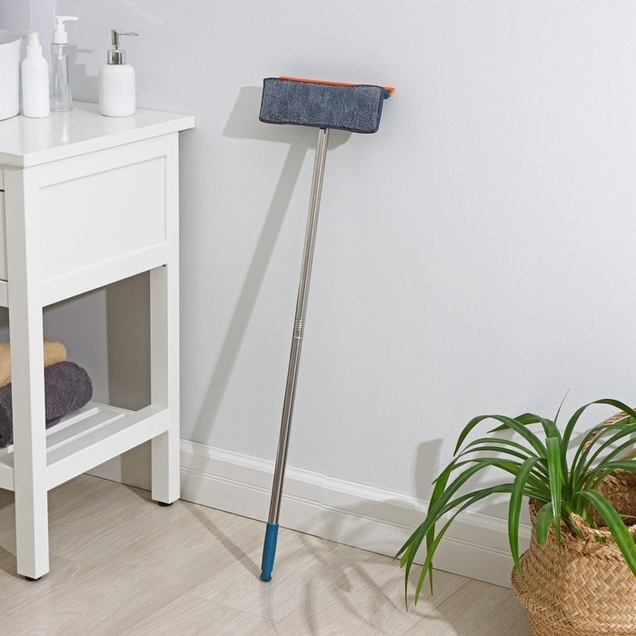 Щётка для окон Raccoon &laquo;Карманы&raquo;, стальная ручка 86 см, насадка из микрофибры 24,5&times;8 см