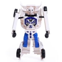 Робот &laquo;Полицейская машина&raquo;, трансформируется