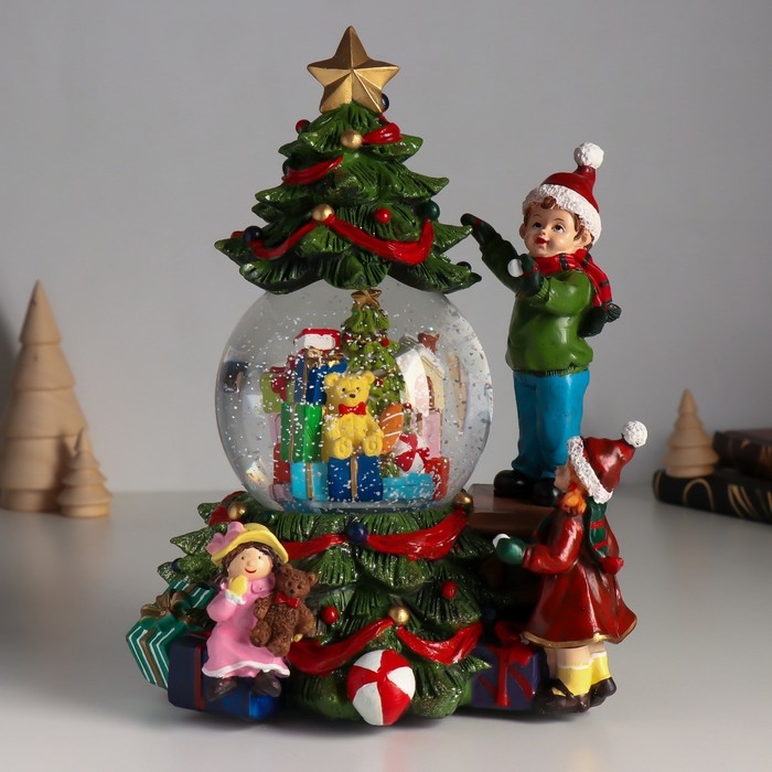 Сувенир полистоун водяной шар музыка, свет Сувенир полистоун водяной шар музыка, свет "Мальчик наряжает ёлку" d=10 см 18х16х23 см