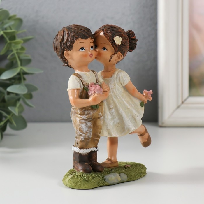 Сувенир полистоун Сувенир полистоун "Малыши на прогулке - первый поцелуй" 9,5х4,5х12,5 см